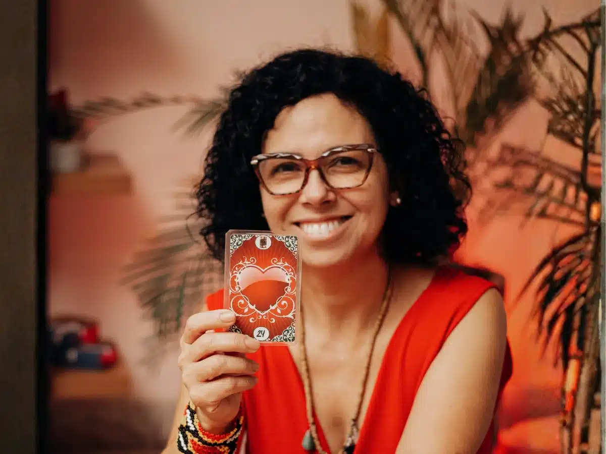 Camila com cartas de tarot